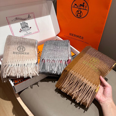 🆕 上新!2025年Hermes · 爱马仕,大H难得一见的温柔配色,低调又不失优雅❗️】一条围巾两种风格搭配,高级舒 🆕 上新!2025年Hermes · 爱马仕,大H难得一见的温柔配色,低调又不失优雅❗️】一条围巾两种风格搭配,高级舒