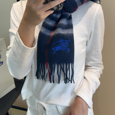 🆕 Burberry · 巴宝莉围巾❗️好看的要疯掉了,太有型太有魅力了❗️❗️非常斯文时尚的秋冬单品!真的很喜欢,非 🆕 Burberry · 巴宝莉围巾❗️好看的要疯掉了,太有型太有魅力了❗️❗️非常斯文时尚的秋冬单品!真的很喜欢,非