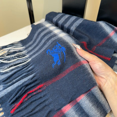 🆕 Burberry · 巴宝莉围巾❗️好看的要疯掉了,太有型太有魅力了❗️❗️非常斯文时尚的秋冬单品!真的很喜欢,非 🆕 Burberry · 巴宝莉围巾❗️好看的要疯掉了,太有型太有魅力了❗️❗️非常斯文时尚的秋冬单品!真的很喜欢,非