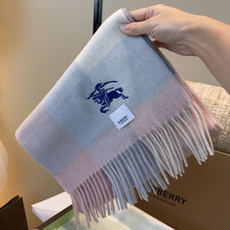 🆕 Burberry · 巴宝莉围巾❗️好看的要疯掉了,太有型太有魅力了❗️❗️非常斯文时尚的秋冬单品!真的很喜欢,非 🆕 Burberry · 巴宝莉围巾❗️好看的要疯掉了,太有型太有魅力了❗️❗️非常斯文时尚的秋冬单品!真的很喜欢,非