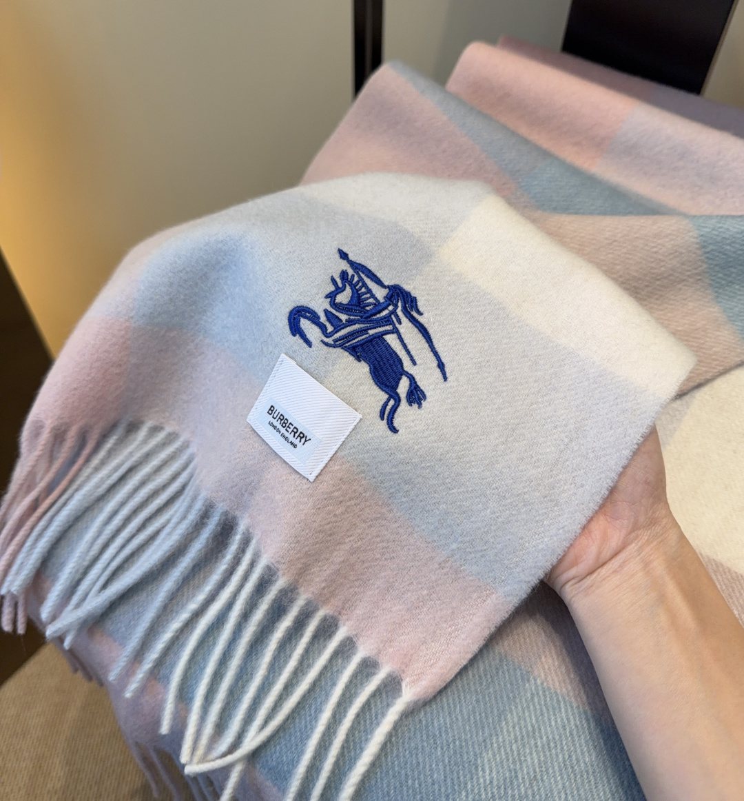 🆕 Burberry · 巴宝莉围巾❗️好看的要疯掉了,太有型太有魅力了❗️❗️非常斯文时尚的秋冬单品!真的很喜欢,非 🆕 Burberry · 巴宝莉围巾❗️好看的要疯掉了,太有型太有魅力了❗️❗️非常斯文时尚的秋冬单品!真的很喜欢,非