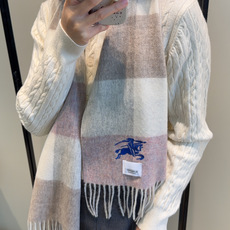 🆕 Burberry · 巴宝莉围巾❗️好看的要疯掉了,太有型太有魅力了❗️❗️非常斯文时尚的秋冬单品!真的很喜欢,非 🆕 Burberry · 巴宝莉围巾❗️好看的要疯掉了,太有型太有魅力了❗️❗️非常斯文时尚的秋冬单品!真的很喜欢,非
