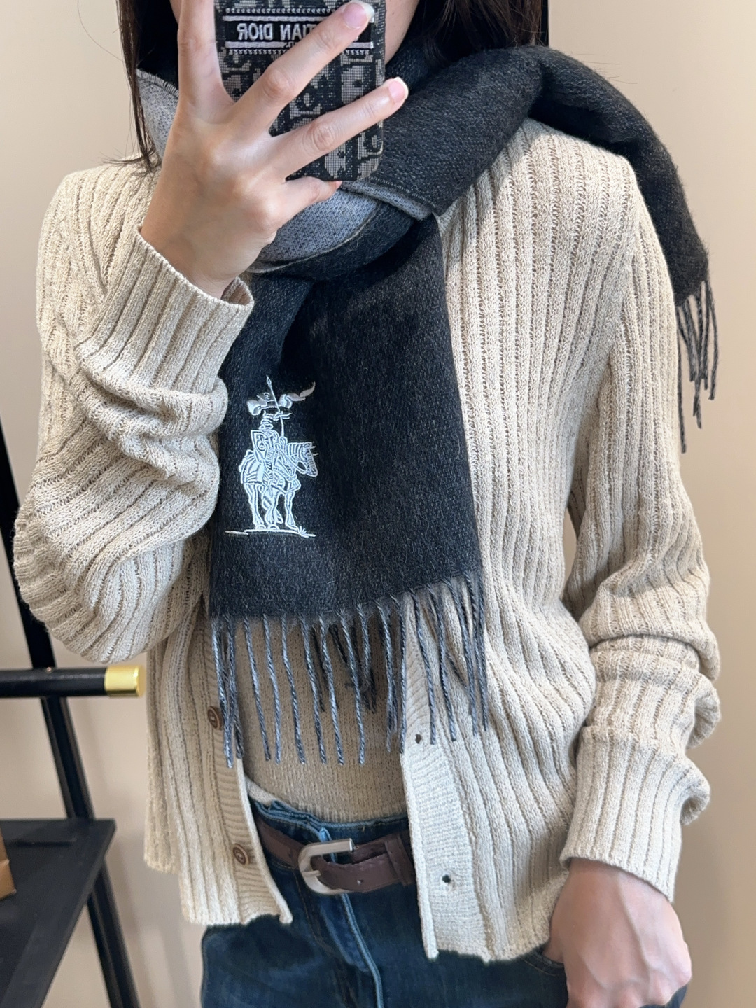 🆕  【▪️ 惊艳！披着围着都美的~让人过目不忘！！】巴宝莉这款出来的效果真的，一秒美晕！！太有设计感了，太美了太美了！