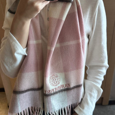 🆕 Burberry · 巴宝莉围巾❗️好看的要疯掉了,太有型太有魅力了❗️❗️非常斯文时尚的秋冬单品!真的很喜欢,非 🆕 Burberry · 巴宝莉围巾❗️好看的要疯掉了,太有型太有魅力了❗️❗️非常斯文时尚的秋冬单品!真的很喜欢,非