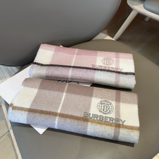 🆕 Burberry · 巴宝莉围巾❗️好看的要疯掉了,太有型太有魅力了❗️❗️非常斯文时尚的秋冬单品!真的很喜欢,非 🆕 Burberry · 巴宝莉围巾❗️好看的要疯掉了,太有型太有魅力了❗️❗️非常斯文时尚的秋冬单品!真的很喜欢,非
