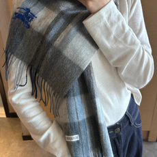 🆕 Burberry · 巴宝莉格子围巾❗️好看的要疯掉了,太有型太有魅力了❗️❗️非常斯文时尚的秋冬单品!真的很喜欢 🆕 Burberry · 巴宝莉格子围巾❗️好看的要疯掉了,太有型太有魅力了❗️❗️非常斯文时尚的秋冬单品!真的很喜欢