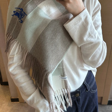 🆕 Burberry · 巴宝莉格子围巾❗️好看的要疯掉了,太有型太有魅力了❗️❗️非常斯文时尚的秋冬单品!真的很喜欢 🆕 Burberry · 巴宝莉格子围巾❗️好看的要疯掉了,太有型太有魅力了❗️❗️非常斯文时尚的秋冬单品!真的很喜欢