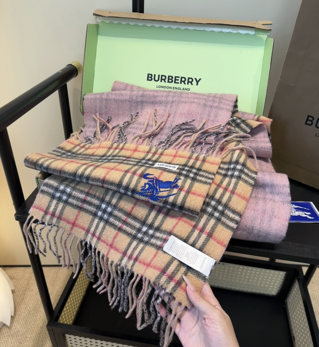🆕  Burberry · 巴宝莉格子围巾❗️好看的要疯掉了，太有型太有魅力了❗️❗️非常斯文时尚的秋冬单品！真的很喜欢