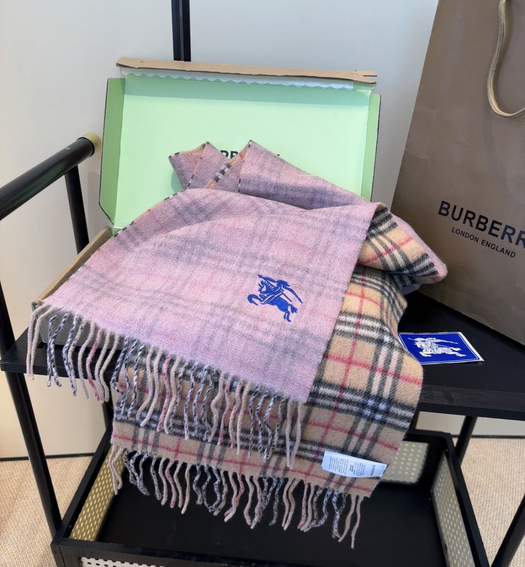 🆕  Burberry · 巴宝莉格子围巾❗️好看的要疯掉了，太有型太有魅力了❗️❗️非常斯文时尚的秋冬单品！真的很喜欢