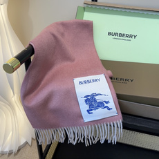 🆕 Burberry · 巴宝莉围巾❗️好看的要疯掉了,太有型太有魅力了❗️❗️非常斯文时尚的秋冬单品!真的很喜欢,非 🆕 Burberry · 巴宝莉围巾❗️好看的要疯掉了,太有型太有魅力了❗️❗️非常斯文时尚的秋冬单品!真的很喜欢,非