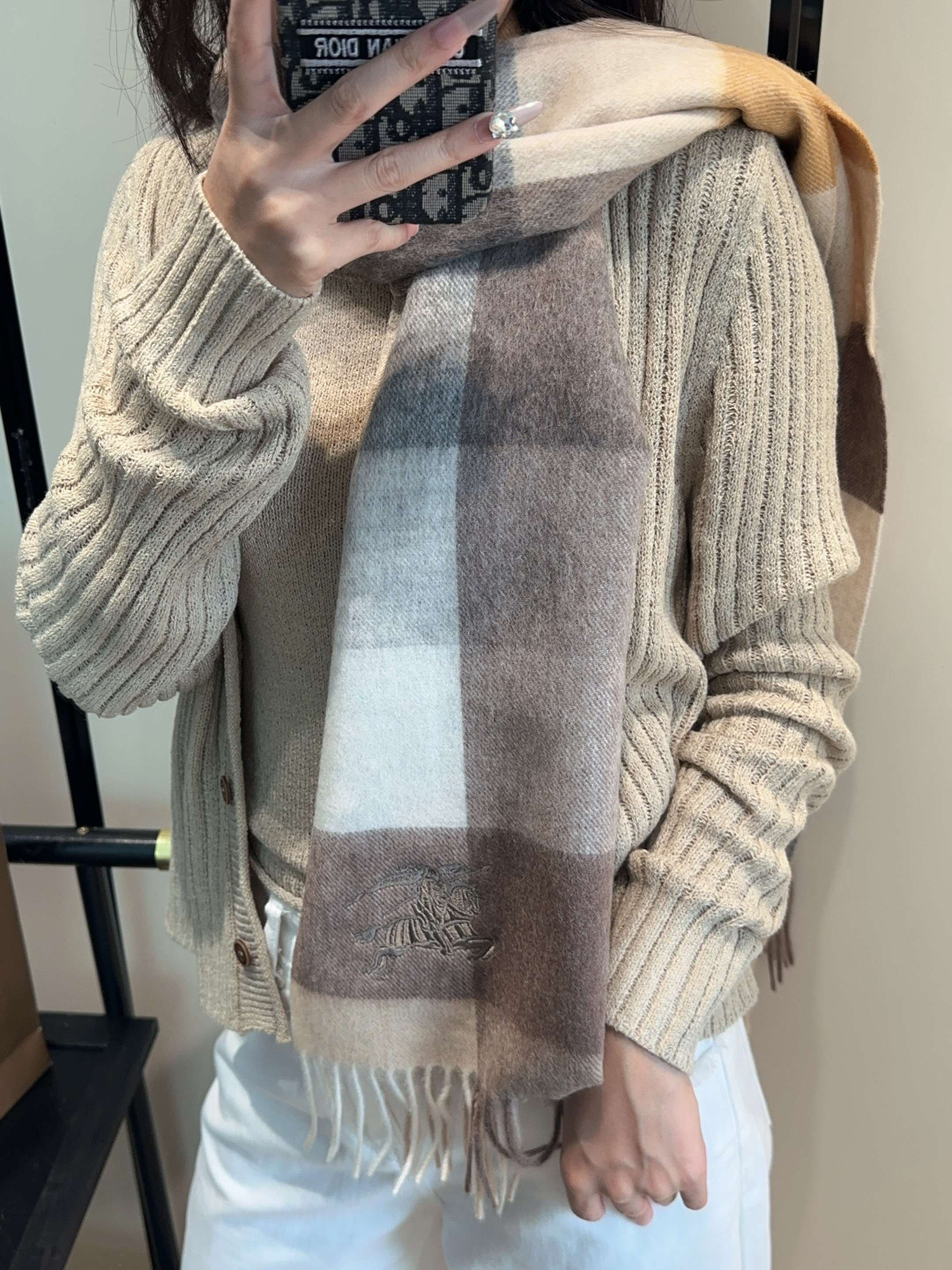 🆕  【▪️ 惊艳！披着围着都美的~让人过目不忘！！】巴宝莉这款出来的效果真的，一秒美晕！！太有设计感了，太美了太美了！