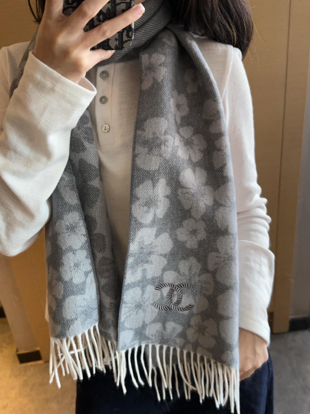 🆕  上新！2025秋冬香奈儿男女同款，同步，高端羊绒针织围巾！ 可正式，可随意，非常Classical的设计。这款织法