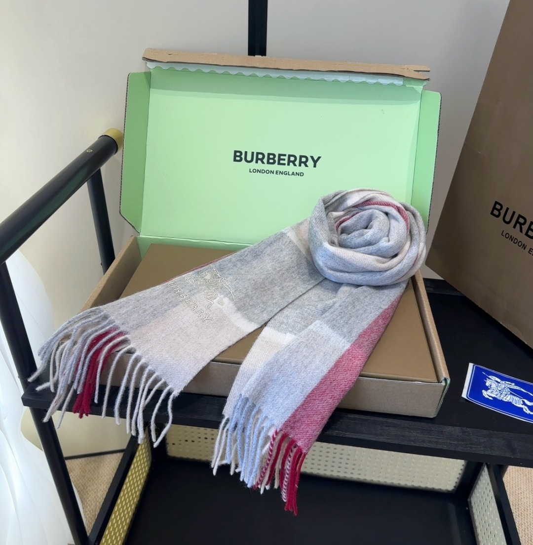 🆕  Burberry · 巴宝莉围巾❗️好看的要疯掉了，太有型太有魅力了❗️❗️非常斯文时尚的秋冬单品！真的很喜欢，非