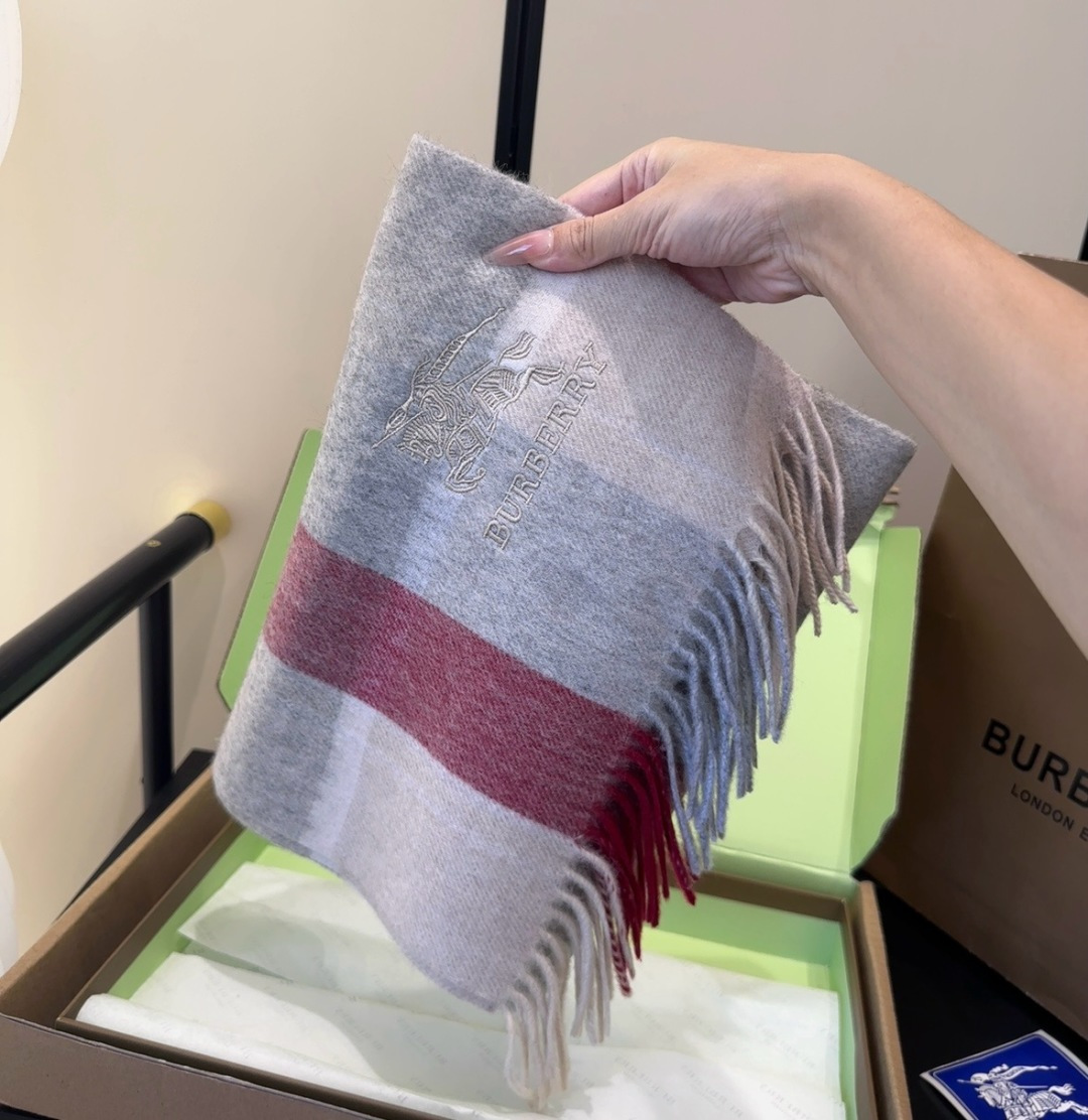 🆕  Burberry · 巴宝莉围巾❗️好看的要疯掉了，太有型太有魅力了❗️❗️非常斯文时尚的秋冬单品！真的很喜欢，非
