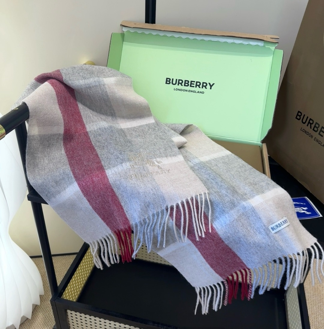 🆕  Burberry · 巴宝莉围巾❗️好看的要疯掉了，太有型太有魅力了❗️❗️非常斯文时尚的秋冬单品！真的很喜欢，非