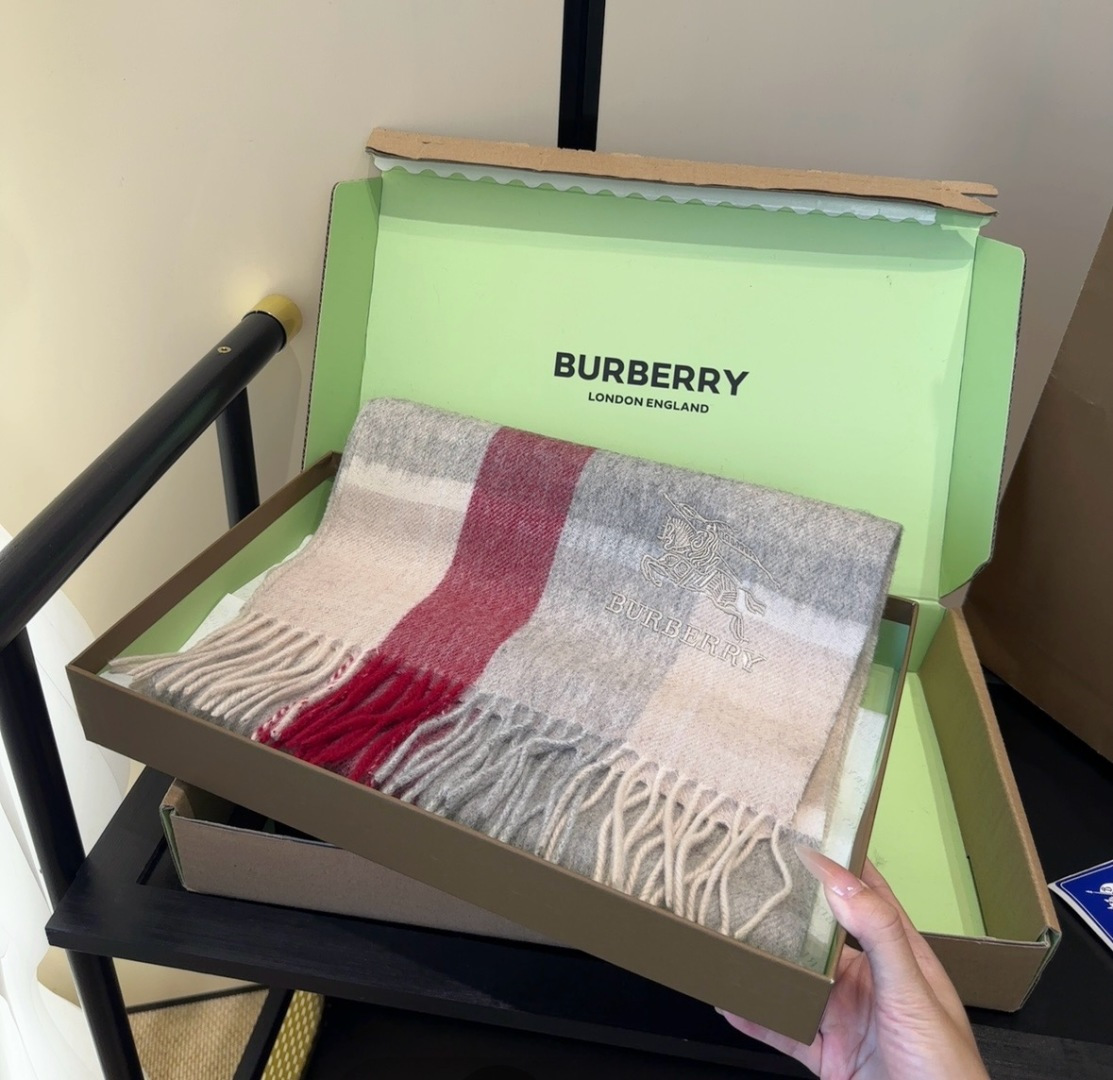 🆕  Burberry · 巴宝莉围巾❗️好看的要疯掉了，太有型太有魅力了❗️❗️非常斯文时尚的秋冬单品！真的很喜欢，非