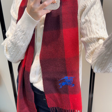 🆕 Burberry · 巴宝莉围巾❗️好看的要疯掉了,太有型太有魅力了❗️❗️非常斯文时尚的秋冬单品!真的很喜欢,非 🆕 Burberry · 巴宝莉围巾❗️好看的要疯掉了,太有型太有魅力了❗️❗️非常斯文时尚的秋冬单品!真的很喜欢,非