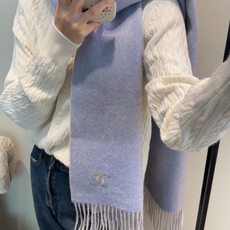 🆕 香奈儿围巾❗️好看的要疯掉了,太有型太有魅力了❗️❗️非常斯文时尚的秋冬单品!真的很喜欢,非常Classical的 🆕 香奈儿围巾❗️好看的要疯掉了,太有型太有魅力了❗️❗️非常斯文时尚的秋冬单品!真的很喜欢,非常Classical的