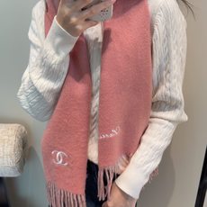 🆕 香奈儿围巾❗️好看的要疯掉了,太有型太有魅力了❗️❗️非常斯文时尚的秋冬单品!真的很喜欢,非常Classical的 🆕 香奈儿围巾❗️好看的要疯掉了,太有型太有魅力了❗️❗️非常斯文时尚的秋冬单品!真的很喜欢,非常Classical的