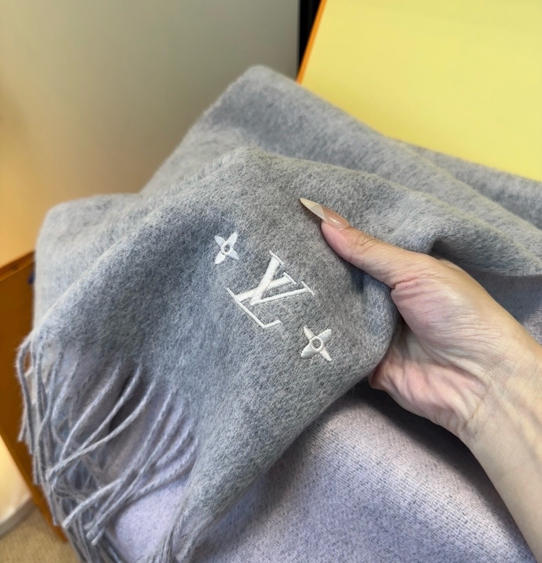 🆕 Lv围巾❗️好看的要疯掉了,太有型太有魅力了❗️❗️非常斯文时尚的秋冬单品!真的很喜欢,非常Classical的男 🆕 Lv围巾❗️好看的要疯掉了,太有型太有魅力了❗️❗️非常斯文时尚的秋冬单品!真的很喜欢,非常Classical的男