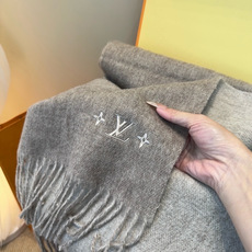 🆕 Lv围巾❗️好看的要疯掉了,太有型太有魅力了❗️❗️非常斯文时尚的秋冬单品!真的很喜欢,非常Classical的男 🆕 Lv围巾❗️好看的要疯掉了,太有型太有魅力了❗️❗️非常斯文时尚的秋冬单品!真的很喜欢,非常Classical的男