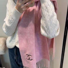 🆕 上新!。秋冬香奈儿男女同款,同步,高端羊绒针织围巾! 可正式,可随意,非常Classical的设计。这款织法比较难 🆕 上新!。秋冬香奈儿男女同款,同步,高端羊绒针织围巾! 可正式,可随意,非常Classical的设计。这款织法比较难