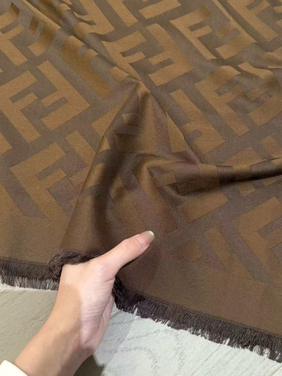 🆕  四季可用的披肩围巾 春夏平时都在空调房 秋冬户外离不开🧣 一直都在找一条春夏可以当披肩 既不想要太厚重 又可以放在