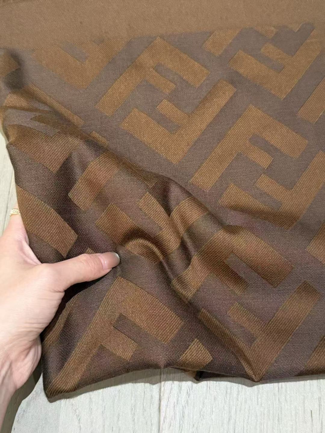 🆕  四季可用的披肩围巾 春夏平时都在空调房 秋冬户外离不开🧣 一直都在找一条春夏可以当披肩 既不想要太厚重 又可以放在