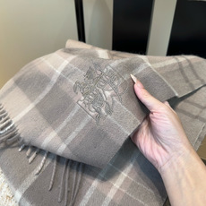 🆕 Burberry · 巴宝莉围巾❗️好看的要疯掉了,太有型太有魅力了❗️❗️非常斯文时尚的秋冬单品!真的很喜欢,非 🆕 Burberry · 巴宝莉围巾❗️好看的要疯掉了,太有型太有魅力了❗️❗️非常斯文时尚的秋冬单品!真的很喜欢,非