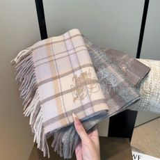🆕 Burberry · 巴宝莉围巾❗️好看的要疯掉了,太有型太有魅力了❗️❗️非常斯文时尚的秋冬单品!真的很喜欢,非 🆕 Burberry · 巴宝莉围巾❗️好看的要疯掉了,太有型太有魅力了❗️❗️非常斯文时尚的秋冬单品!真的很喜欢,非