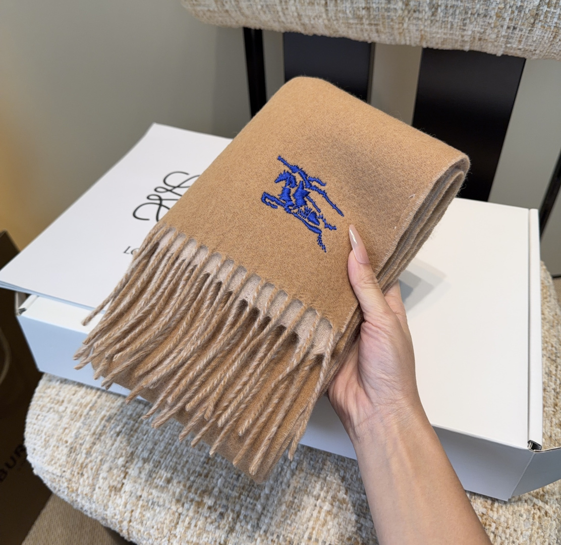 🆕  Burberry · 巴宝莉围巾❗️好看的要疯掉了，太有型太有魅力了❗️❗️非常斯文时尚的秋冬单品！真的很喜欢，非
