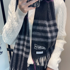 🆕 Burberry · 巴宝莉格子围巾❗️好看的要疯掉了,太有型太有魅力了❗️❗️非常斯文时尚的秋冬单品!真的很喜欢 🆕 Burberry · 巴宝莉格子围巾❗️好看的要疯掉了,太有型太有魅力了❗️❗️非常斯文时尚的秋冬单品!真的很喜欢