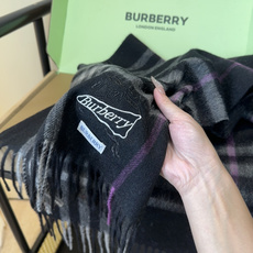 🆕 Burberry · 巴宝莉格子围巾❗️好看的要疯掉了,太有型太有魅力了❗️❗️非常斯文时尚的秋冬单品!真的很喜欢 🆕 Burberry · 巴宝莉格子围巾❗️好看的要疯掉了,太有型太有魅力了❗️❗️非常斯文时尚的秋冬单品!真的很喜欢