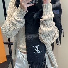🆕 Lv围巾❗️好看的要疯掉了,太有型太有魅力了❗️❗️非常斯文时尚的秋冬单品!真的很喜欢,非常Classical的男 🆕 Lv围巾❗️好看的要疯掉了,太有型太有魅力了❗️❗️非常斯文时尚的秋冬单品!真的很喜欢,非常Classical的男