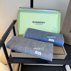 🆕 Burberry · 巴宝莉围巾❗️好看的要疯掉了,太有型太有魅力了❗️❗️非常斯文时尚的秋冬单品!真的很喜欢,非 🆕 Burberry · 巴宝莉围巾❗️好看的要疯掉了,太有型太有魅力了❗️❗️非常斯文时尚的秋冬单品!真的很喜欢,非