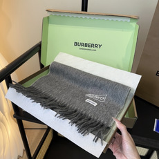 🆕 Burberry · 巴宝莉围巾❗️好看的要疯掉了,太有型太有魅力了❗️❗️非常斯文时尚的秋冬单品!真的很喜欢,非 🆕 Burberry · 巴宝莉围巾❗️好看的要疯掉了,太有型太有魅力了❗️❗️非常斯文时尚的秋冬单品!真的很喜欢,非