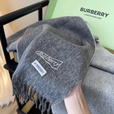 🆕 Burberry · 巴宝莉围巾❗️好看的要疯掉了,太有型太有魅力了❗️❗️非常斯文时尚的秋冬单品!真的很喜欢,非 🆕 Burberry · 巴宝莉围巾❗️好看的要疯掉了,太有型太有魅力了❗️❗️非常斯文时尚的秋冬单品!真的很喜欢,非