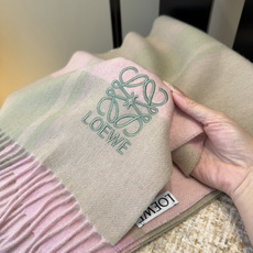 🆕 【▪Loewe · 罗意威难得一见的温柔配色,低调又不失优雅❗】重点推荐❗双面配色,一条围巾两种风格搭配,高级舒 🆕 【▪Loewe · 罗意威难得一见的温柔配色,低调又不失优雅❗】重点推荐❗双面配色,一条围巾两种风格搭配,高级舒