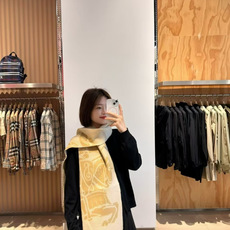🆕 巴宝莉【新款战马双面粗流苏-羊绒围巾:对比感格纹】面料:羊绒,尺寸:30*168!想要温暖冬季的必备百搭单品, 今 🆕 巴宝莉【新款战马双面粗流苏-羊绒围巾:对比感格纹】面料:羊绒,尺寸:30*168!想要温暖冬季的必备百搭单品, 今