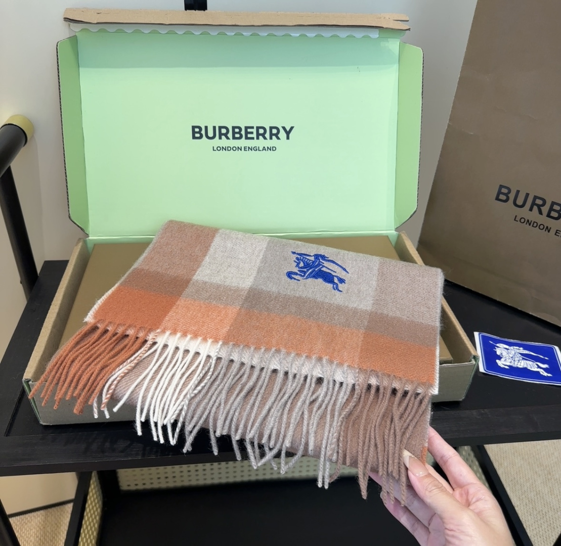 🆕  Burberry · 巴宝莉围巾❗️好看的要疯掉了，太有型太有魅力了❗️❗️非常斯文时尚的秋冬单品！真的很喜欢，非
