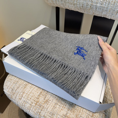 🆕 巴宝莉围巾❗️好看的要疯掉了,太有型太有魅力了❗️❗️非常斯文时尚的秋冬单品!真的很喜欢,非常Classical的 🆕 巴宝莉围巾❗️好看的要疯掉了,太有型太有魅力了❗️❗️非常斯文时尚的秋冬单品!真的很喜欢,非常Classical的