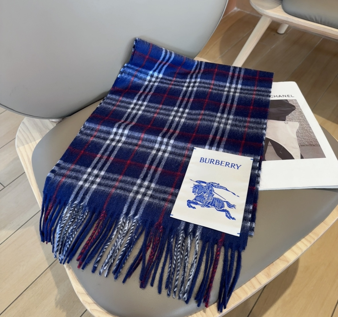 🆕  Burberry · 巴宝莉围巾❗️好看的要疯掉了，太有型太有魅力了❗️❗️非常斯文时尚的秋冬单品！真的很喜欢，非