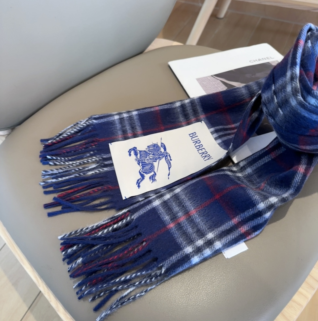 🆕  Burberry · 巴宝莉围巾❗️好看的要疯掉了，太有型太有魅力了❗️❗️非常斯文时尚的秋冬单品！真的很喜欢，非