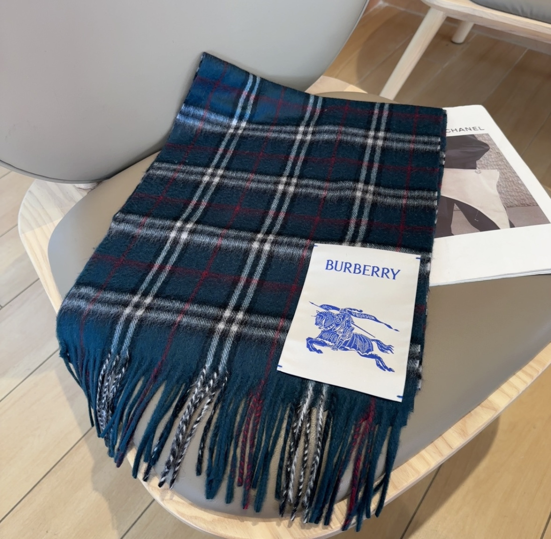 🆕  Burberry · 巴宝莉围巾❗️好看的要疯掉了，太有型太有魅力了❗️❗️非常斯文时尚的秋冬单品！真的很喜欢，非