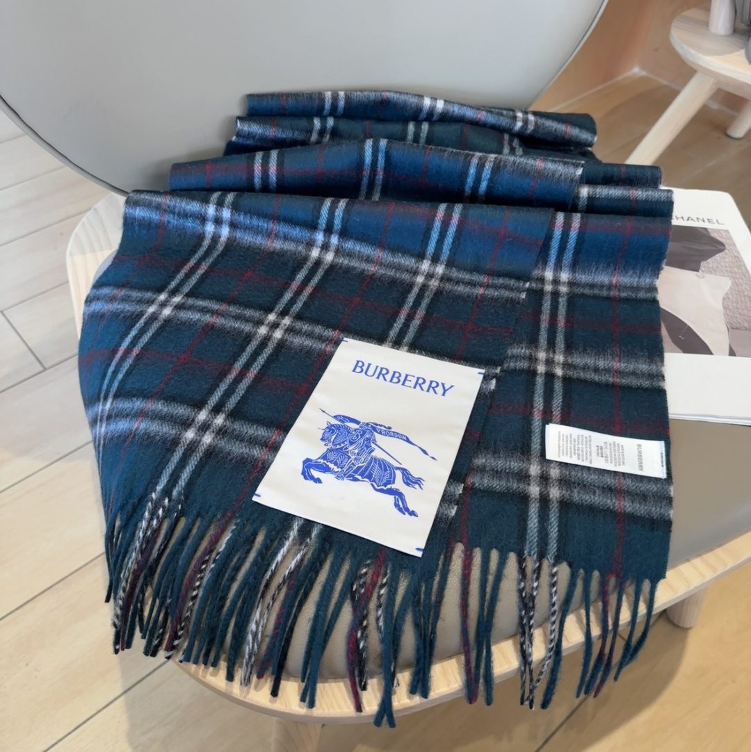 🆕  Burberry · 巴宝莉围巾❗️好看的要疯掉了，太有型太有魅力了❗️❗️非常斯文时尚的秋冬单品！真的很喜欢，非
