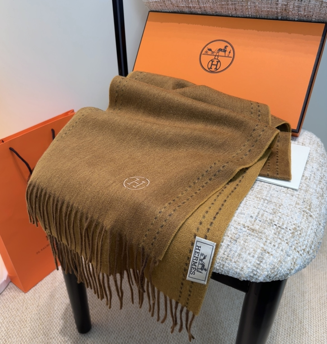 🆕  。年Hermes · 爱马仕，难得一见的温柔配色，低调又不失优雅❗️】重点推荐❗️双边配色，一条围巾两种风格搭配，
