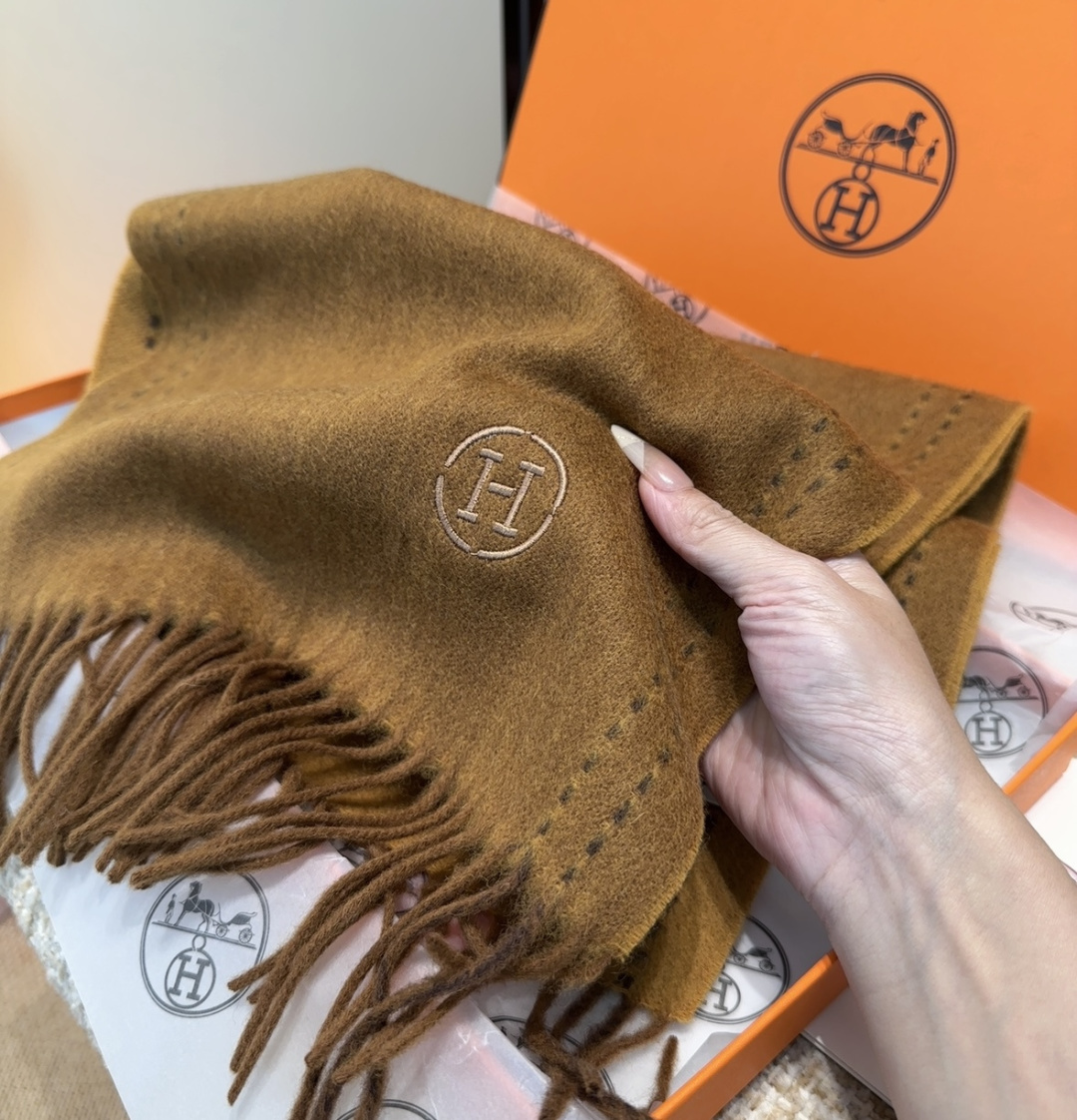 🆕  。年Hermes · 爱马仕，难得一见的温柔配色，低调又不失优雅❗️】重点推荐❗️双边配色，一条围巾两种风格搭配，