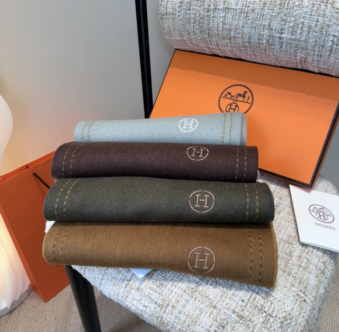 🆕  。年Hermes · 爱马仕，难得一见的温柔配色，低调又不失优雅❗️】重点推荐❗️双边配色，一条围巾两种风格搭配，