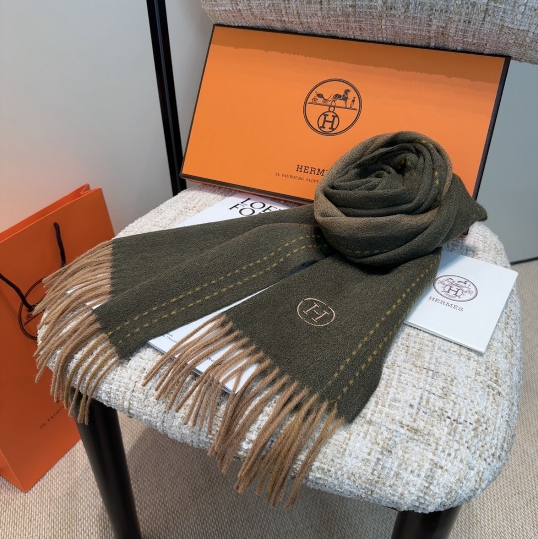 🆕  。年Hermes · 爱马仕，难得一见的温柔配色，低调又不失优雅❗️】重点推荐❗️双边配色，一条围巾两种风格搭配，