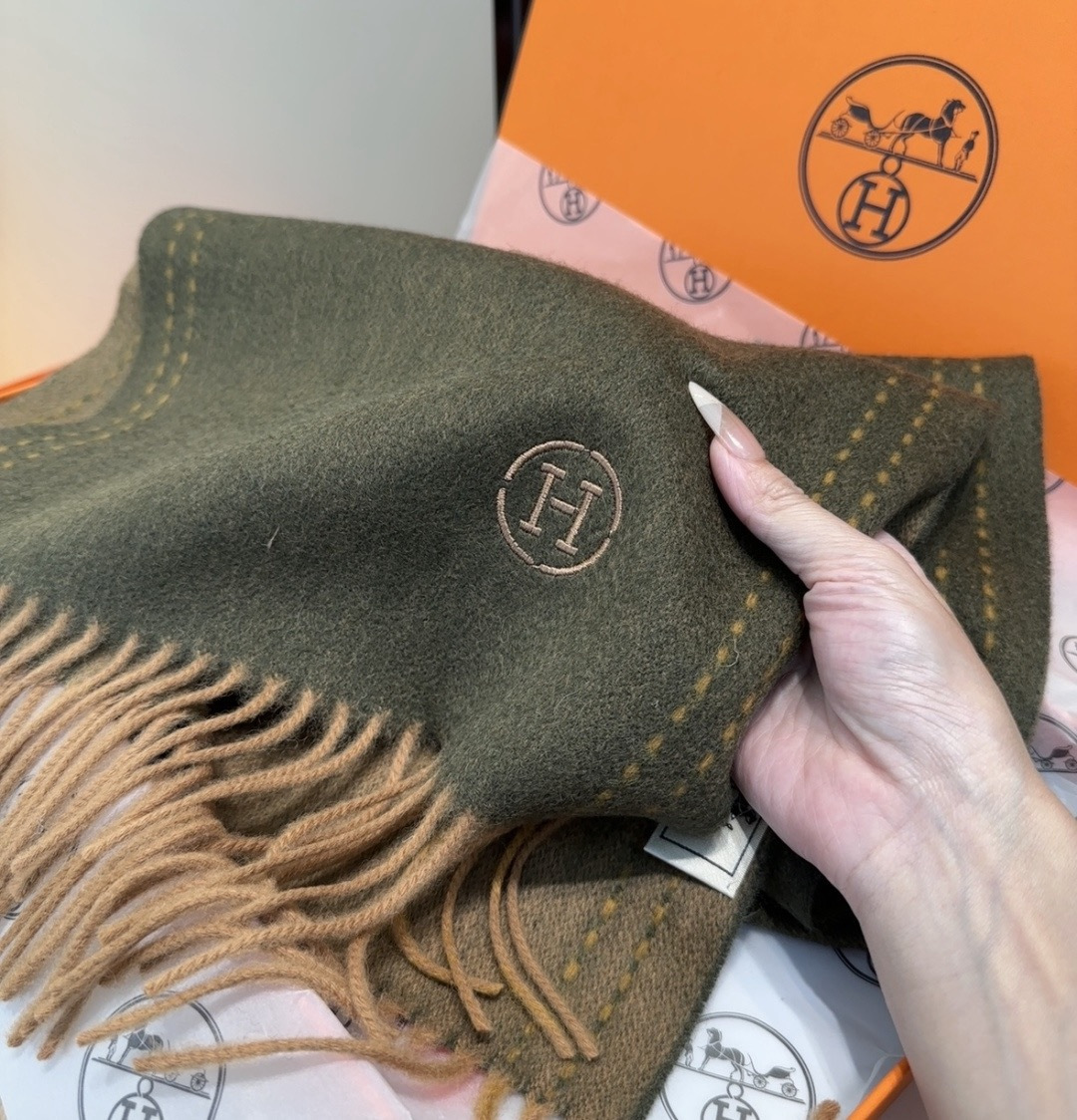 🆕  。年Hermes · 爱马仕，难得一见的温柔配色，低调又不失优雅❗️】重点推荐❗️双边配色，一条围巾两种风格搭配，
